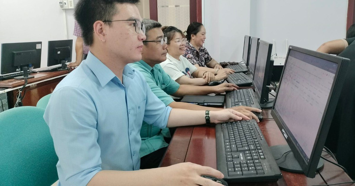 Cán bộ cấp xã làm việc trên máy tính