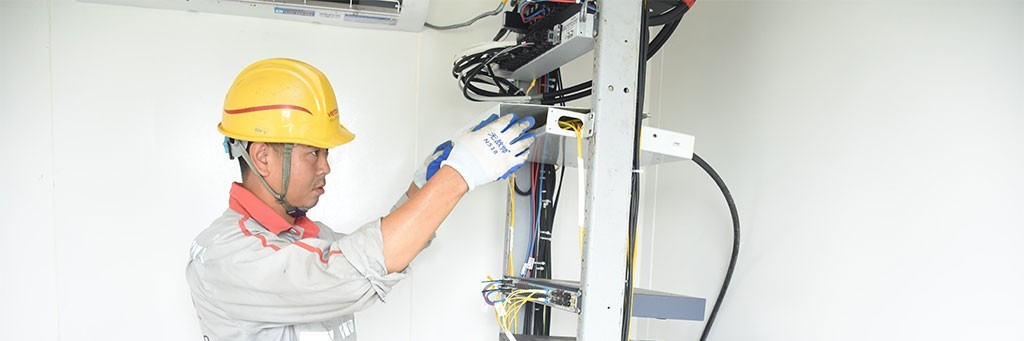 Nhân viên kỹ thuật kiểm tra trạm thu phát sóng trong khu công nghiệp