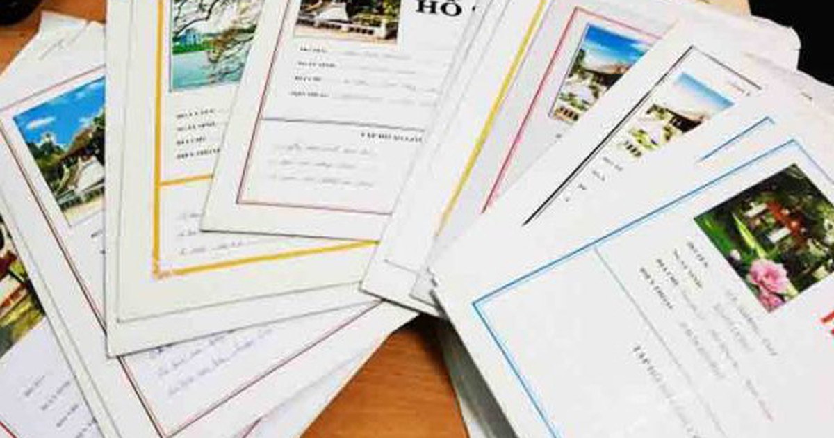 Chồng hồ sơ, sơ yếu lý lịch bằng giấy xếp trên bàn