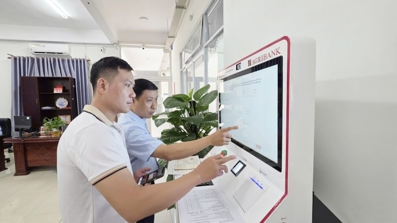 Người dân thực hiện thủ tục tại kiosk dịch vụ công số