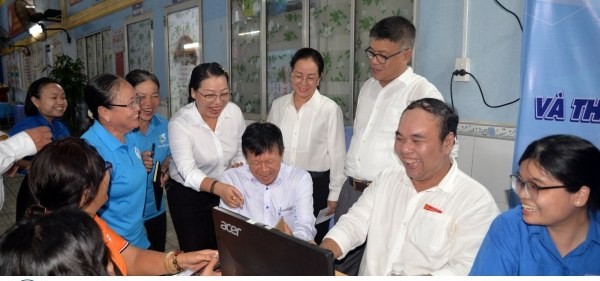 Điểm truy cập số hỗ trợ người dân nộp hồ sơ trực tuyến