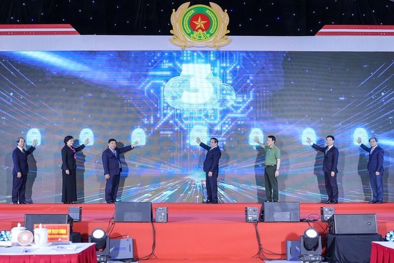 Các đại biểu thực hiện nghi thức vận hành Trung tâm Dữ liệu Quốc gia