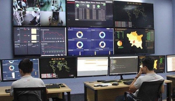 Kỹ thuật viên theo dõi hệ thống tại một trung tâm điều hành an ninh mạng
