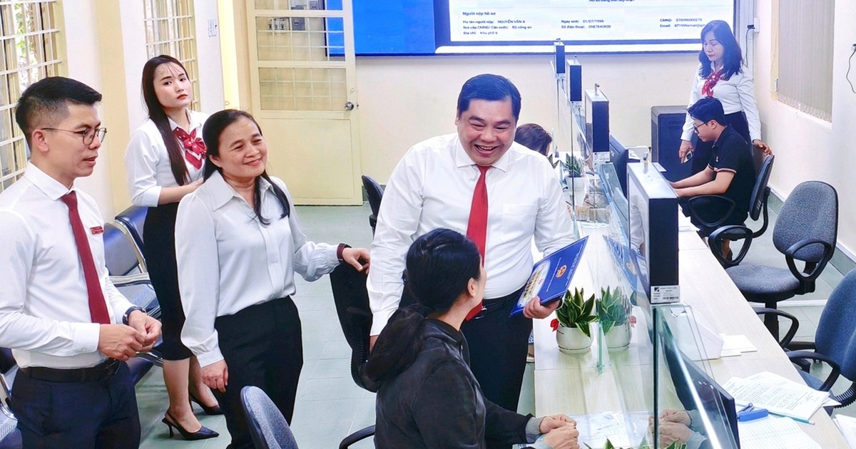 Cán bộ hướng dẫn người dân làm thủ tục dịch vụ công trực tuyến tại bộ phận một cửa