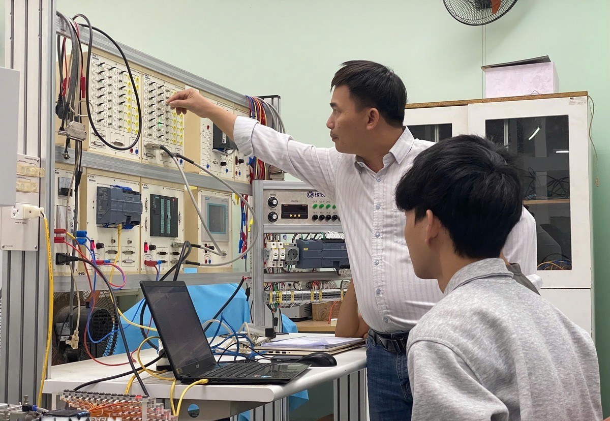 Kỹ sư Việt Nam nghiên cứu, vận hành thiết bị công nghệ tại phòng thí nghiệm
