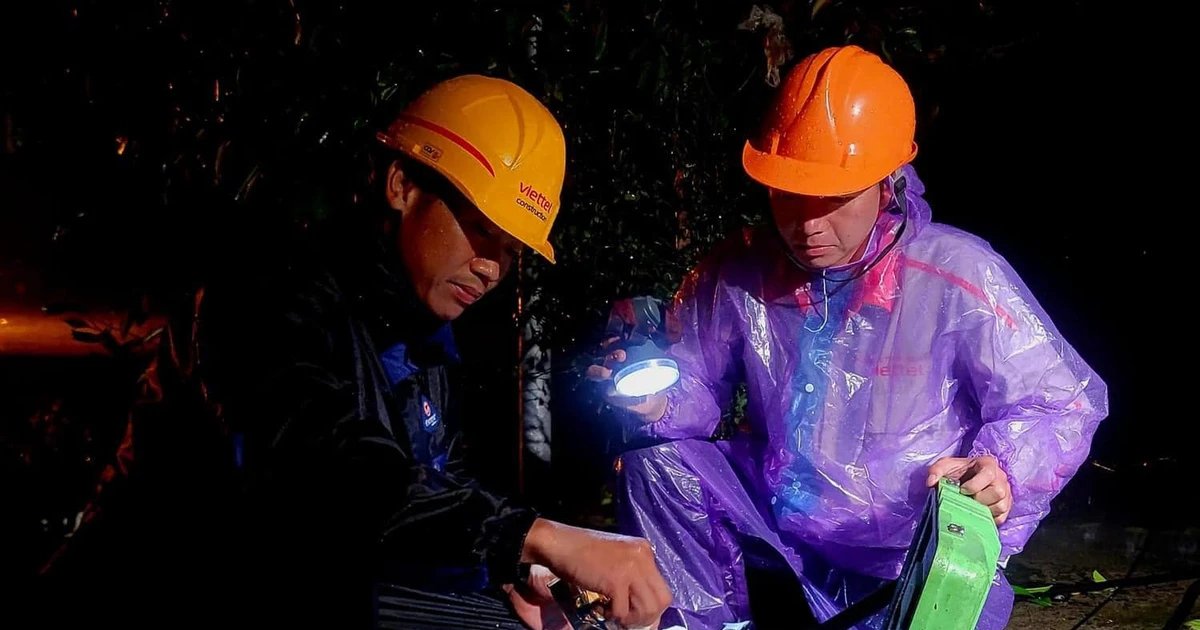 Kỹ thuật viên viễn thông bảo đảm kết nối mạng lưới