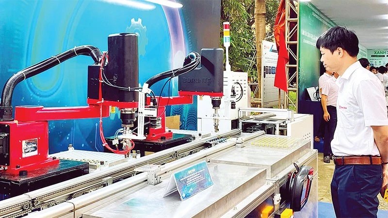Robot và giải pháp tự động hóa được giới thiệu tại một triển lãm công nghệ trong nước