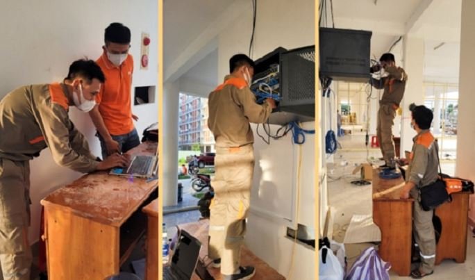 Kỹ thuật viên lắp đặt thiết bị phát Wi-Fi cho hệ thống mạng doanh nghiệp