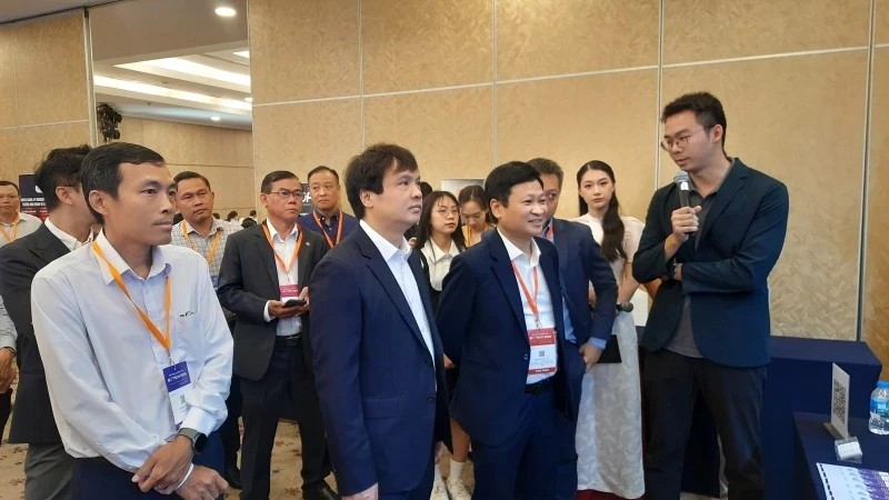 Đại biểu trao đổi tại một sự kiện công nghệ về trí tuệ nhân tạo