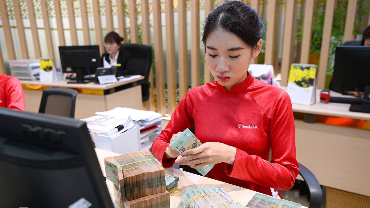 Nhân viên ngân hàng Việt Nam làm việc trong môi trường số hóa