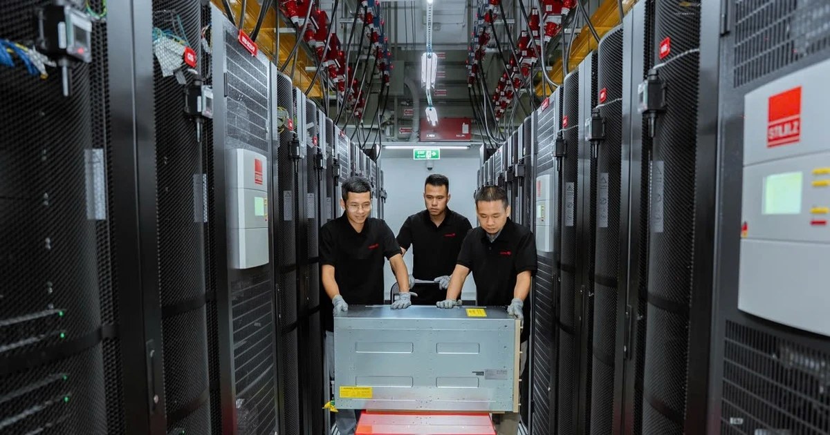 Kỹ sư vận hành hệ thống máy chủ trong trung tâm dữ liệu tại Việt Nam