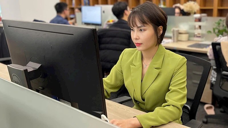 Nữ chuyên gia trí tuệ nhân tạo làm việc bên máy tính tại một trung tâm công nghệ Việt Nam