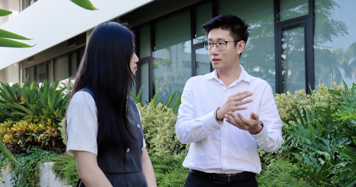 Hai nhân sự tại một doanh nghiệp công nghệ trao đổi công việc