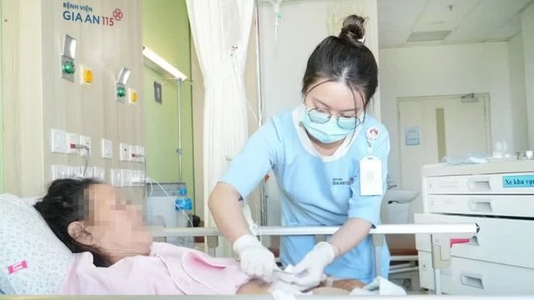 Nhân viên y tế chăm sóc người bệnh tại một bệnh viện ở Việt Nam