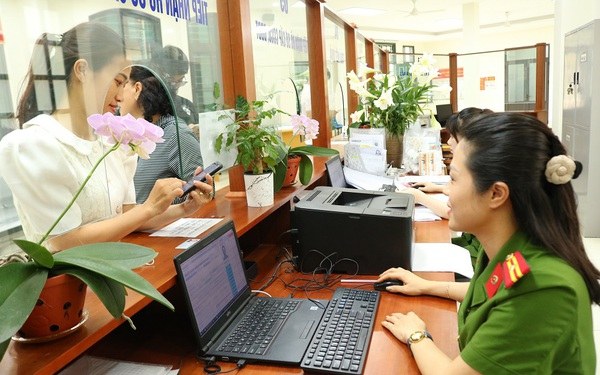 Cán bộ giải quyết thủ tục cho người dân tại trung tâm phục vụ hành chính công