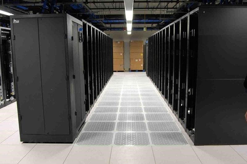 Phòng máy chủ doanh nghiệp với các tủ rack thiết bị