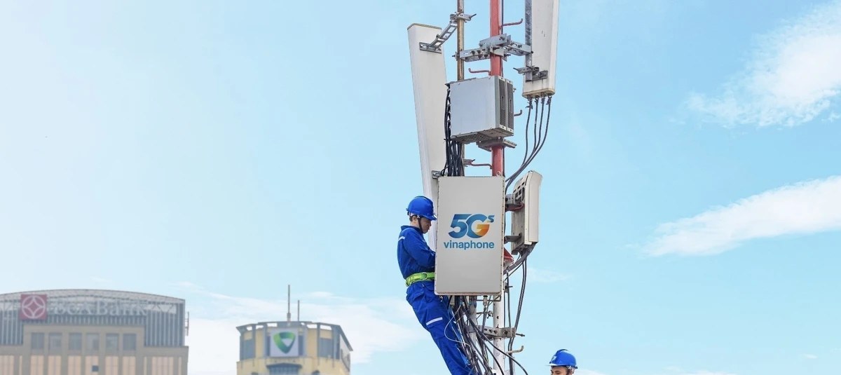 Công nhân lắp đặt trạm phát sóng 5G tại Việt Nam