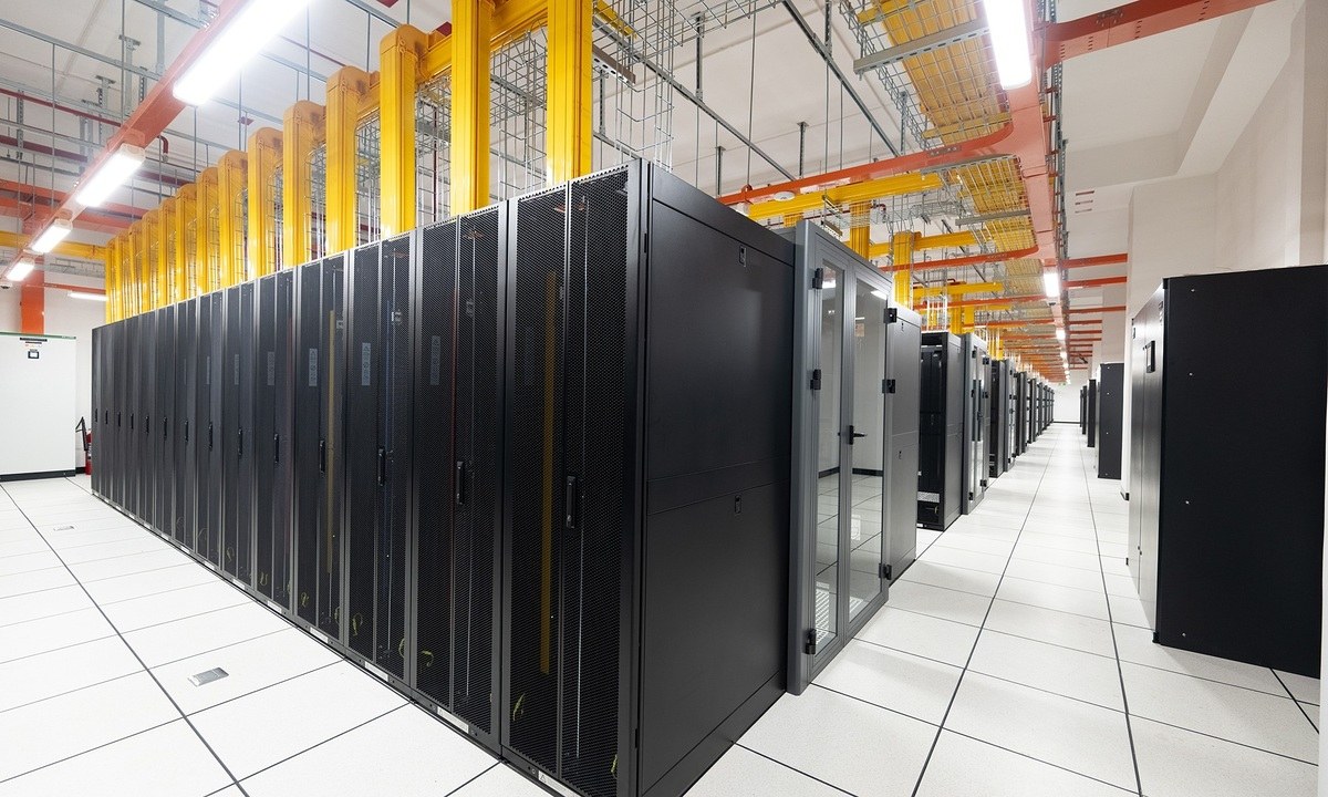 Dãy tủ rack trong một trung tâm dữ liệu hiện đại