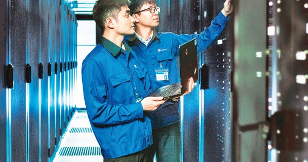 Nhân sự kỹ thuật kiểm tra thiết bị hạ tầng công nghệ thông tin