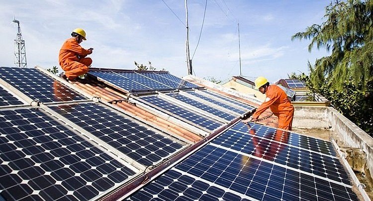 Công nhân lắp đặt hệ thống điện mặt trời trên mái nhà