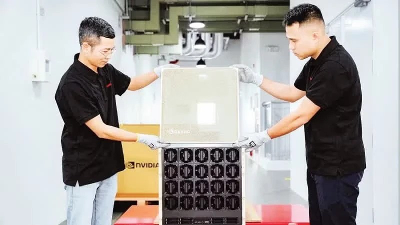 Kỹ sư Việt Nam lắp đặt cụm máy chủ tăng tốc đồ họa phục vụ hạ tầng trí tuệ nhân tạo