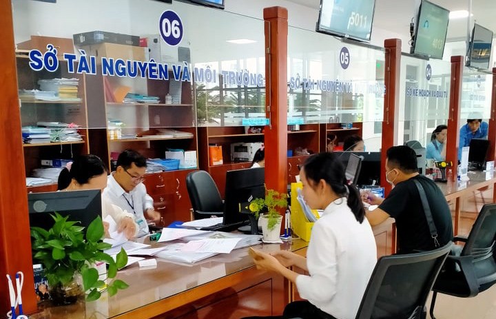 Trung tâm hành chính công với các quầy tiếp nhận hồ sơ
