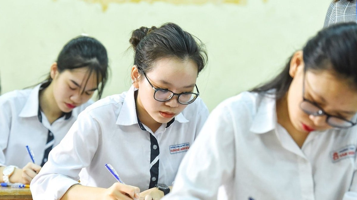 Học sinh làm bài thi trên phiếu trả lời