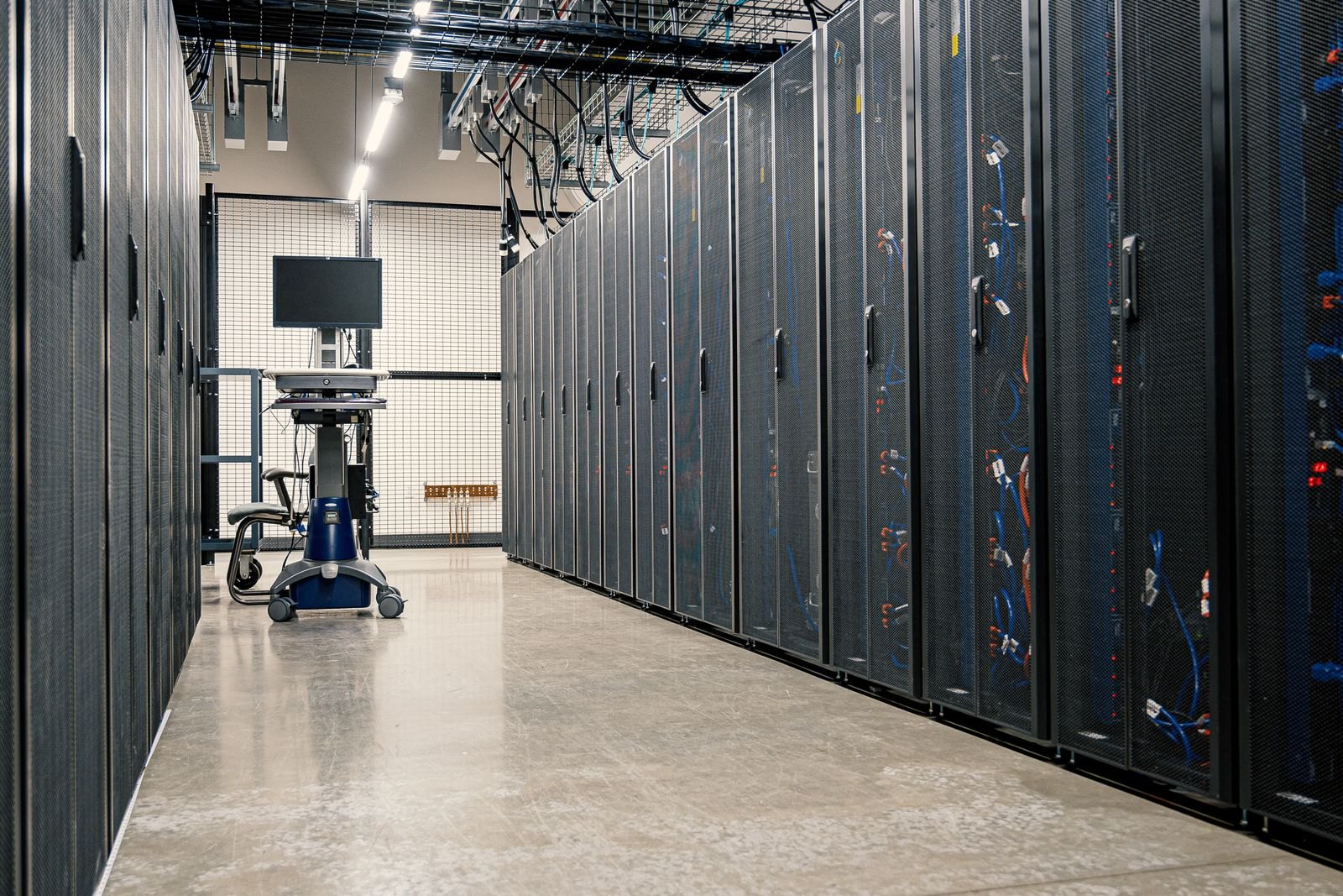 Lối đi giữa hai hàng tủ rack trong phòng máy chủ