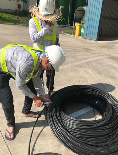 Kỹ thuật viên viễn thông thi công tuyến cáp quang