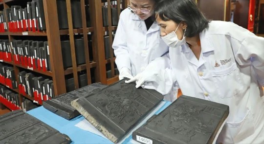 Bảo quản tài liệu quý hiếm tại một trung tâm lưu trữ