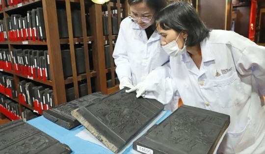 Cán bộ số hóa và bảo quản tài liệu lưu trữ trong kho