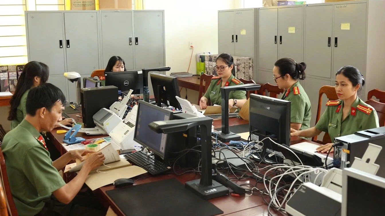 Cán bộ số hóa hồ sơ, tài liệu bằng máy quét tại một cơ quan ở Việt Nam