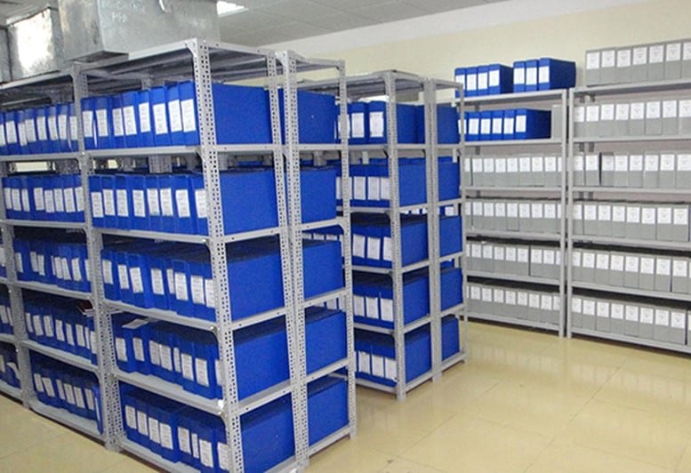 Các hộp, cặp hồ sơ được xếp trên kệ trong phòng lưu trữ